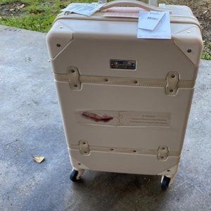 Jessica Simpson Luggage-20" Carry on- Classic Line-"Sand Dollar"